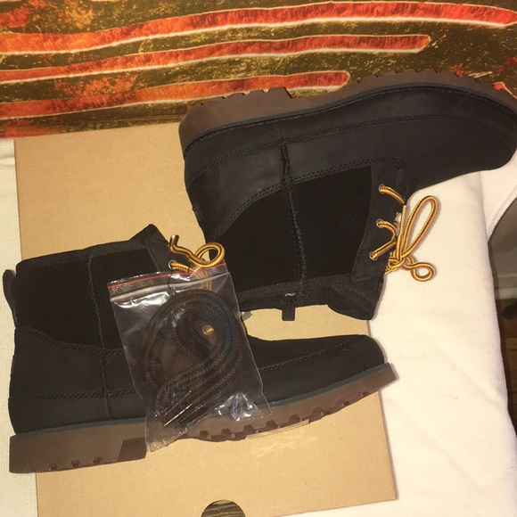 ❄️🎃🎉HP 8/31 Ugg boys waterproof ankle boot. Sz 5 - Picture 4 of 8
